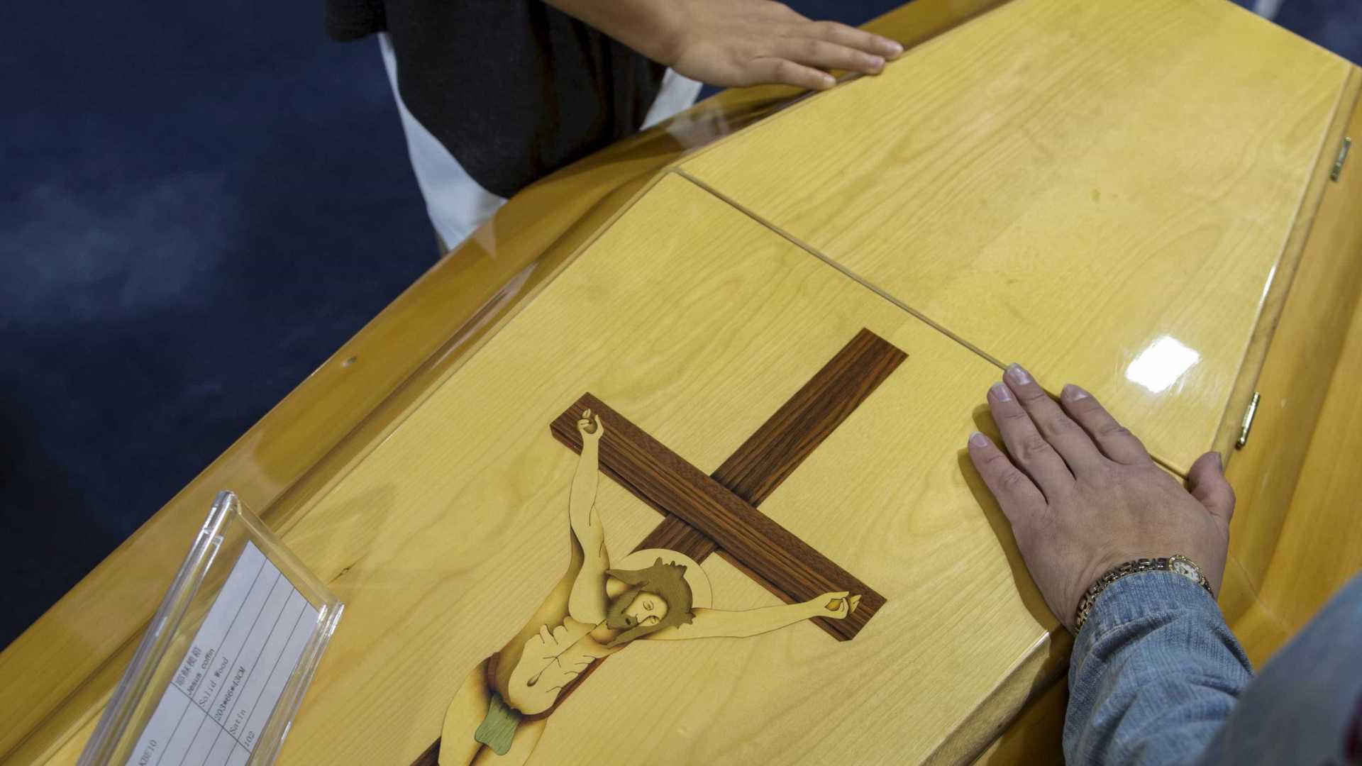 Família se nega a sepultar jovem acreditando que ela ressuscitaria