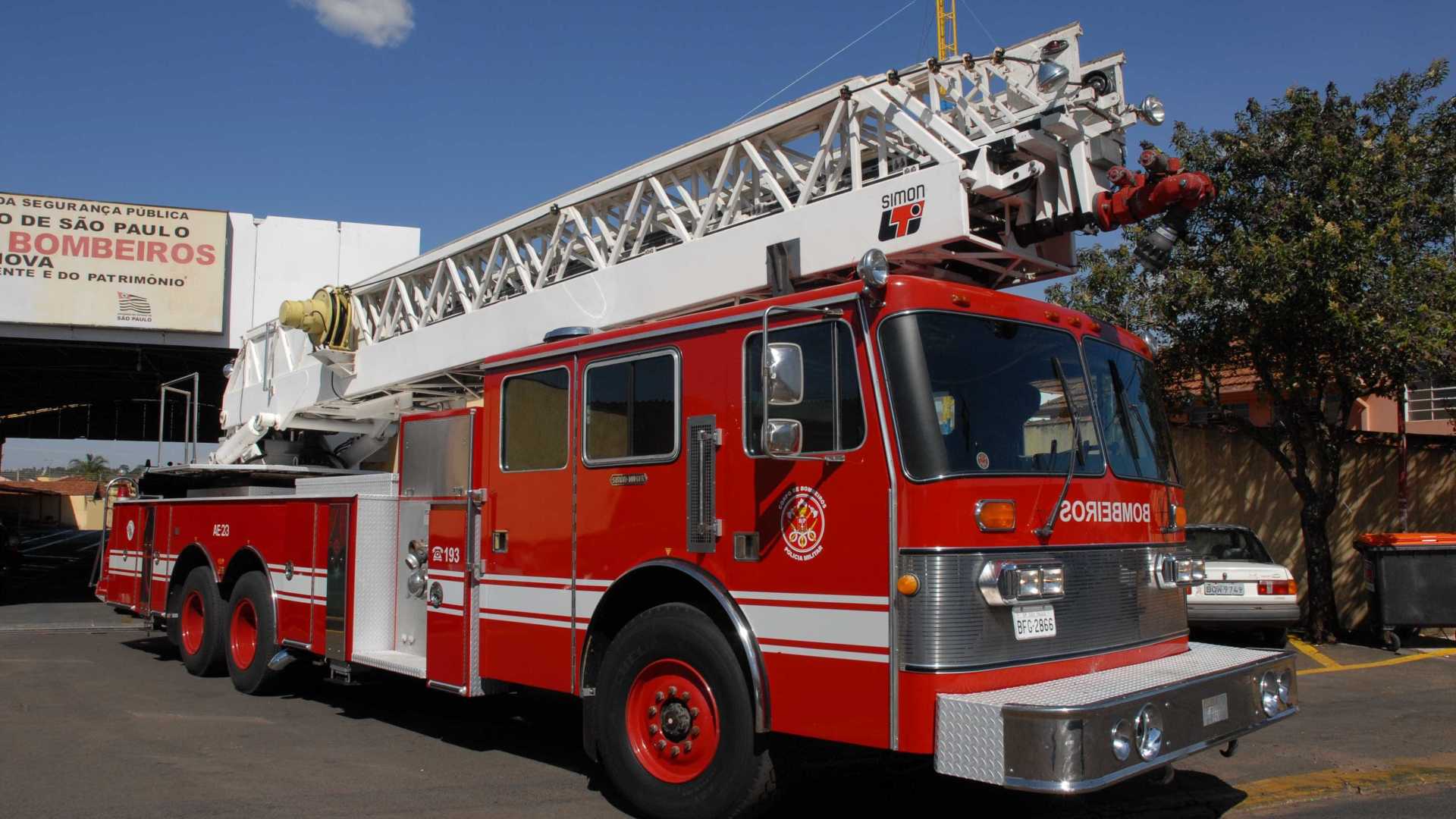Bombeiros resgatam menino que caiu em córrego em Osasco (SP)