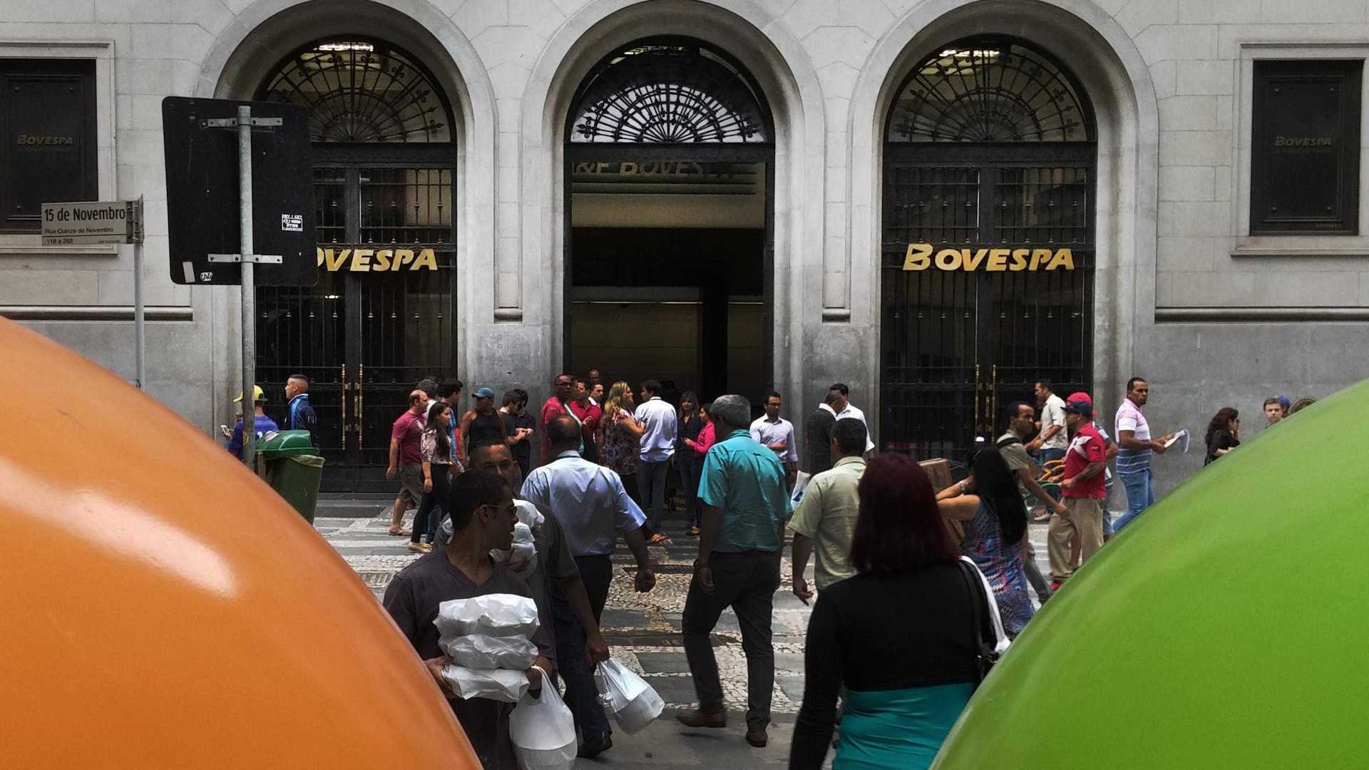 Bolsa fecha acima de 93 mil pontos, em novo recorde