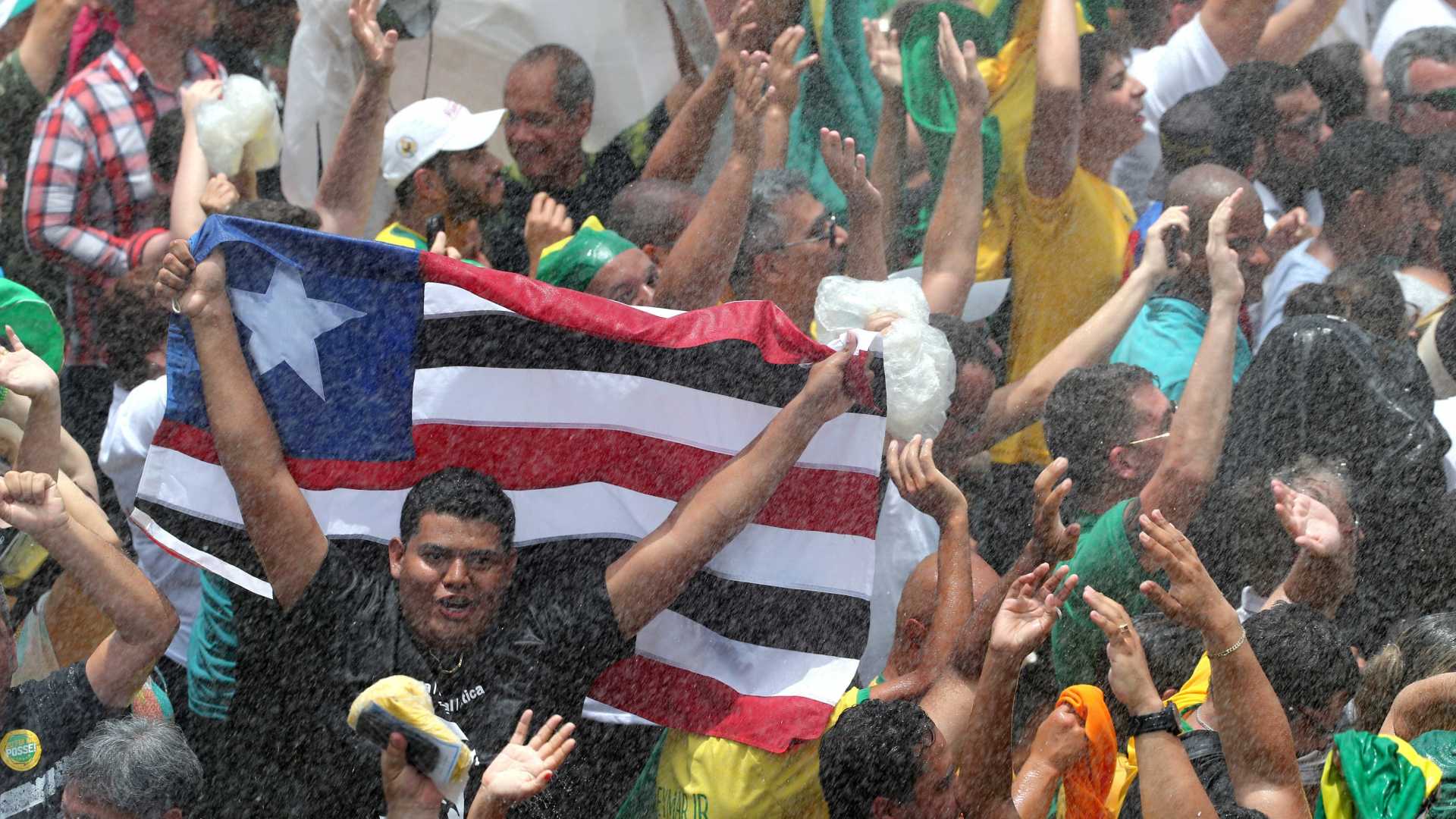 Saídas fechadas e falta de água revoltam público na Esplanada