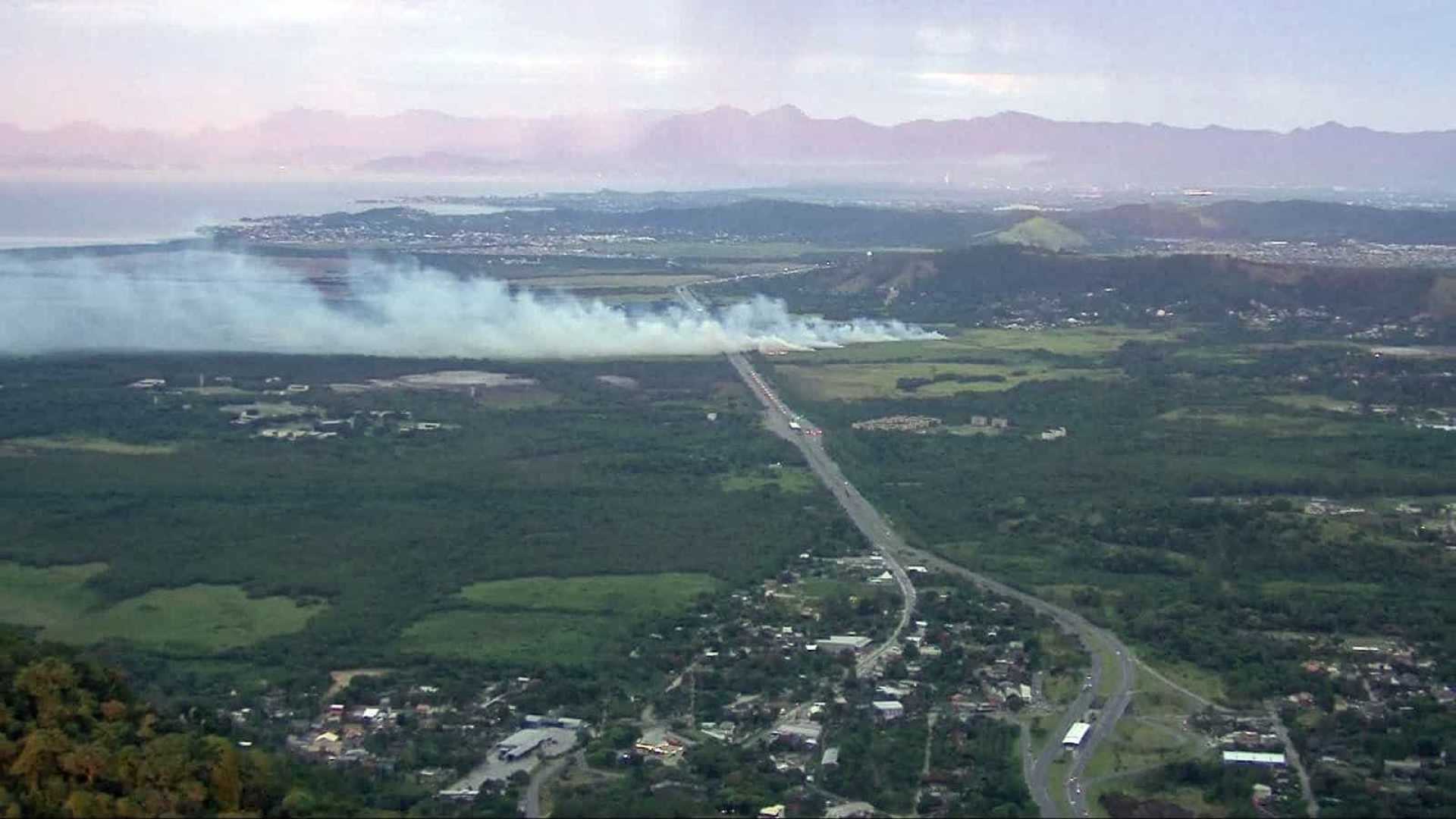 Rio: incêndio fecha parte do BRT Transoeste e trava vias