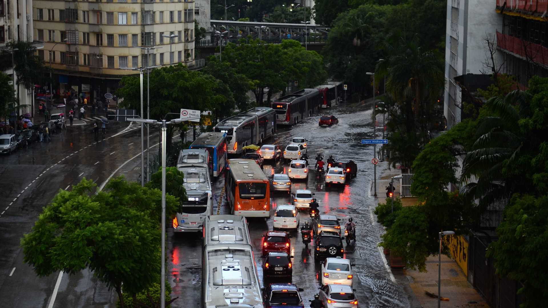 Córrego transborda em SP e cidade está em estado de atenção