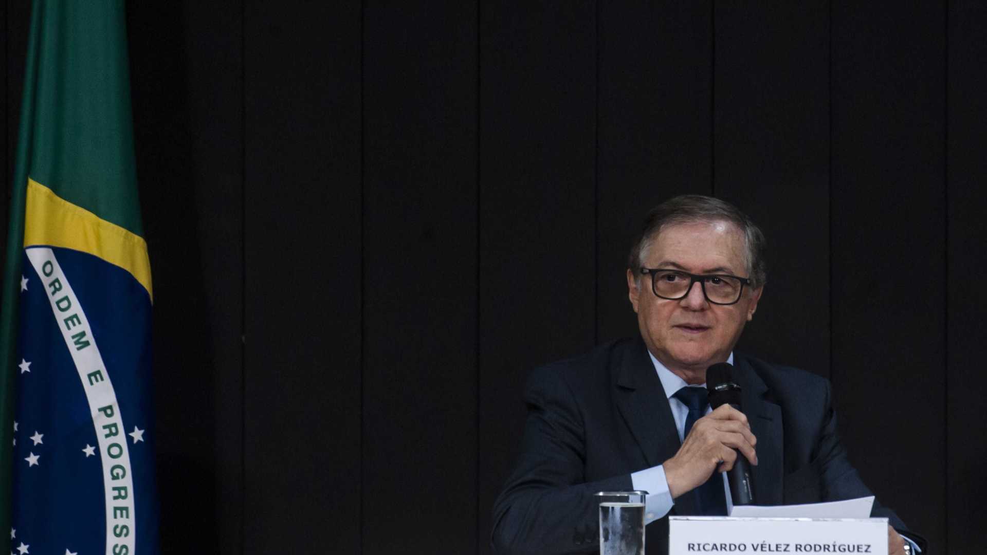 Ministro exonera assessor que assinou alterações em edital de livros