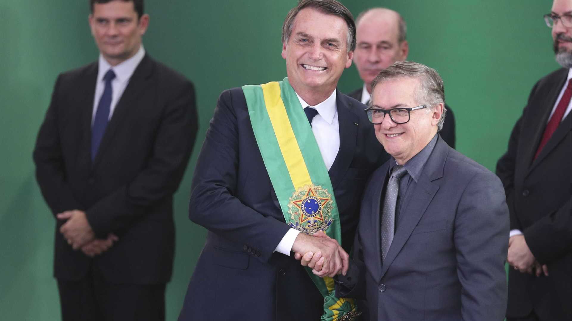 MEC volta atrás e anula mudanças que davam margem a erros em livros