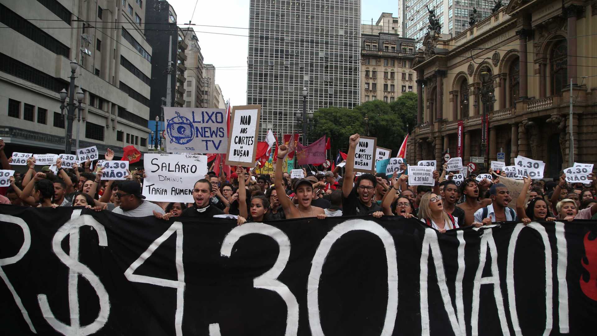 Ato contra aumento da tarifa tem violência na av. Paulista