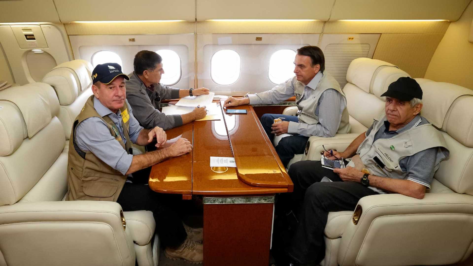 Bolsonaro sobrevoa local da tragédia em Brumadinho