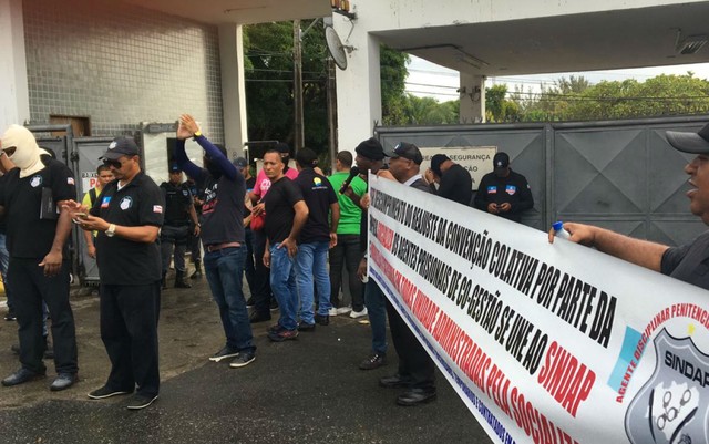 Agentes penitenciários terceirizados realizam protesto no Complexo da Mata Escura, em Salvador
