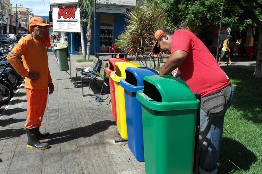 Prefeitura do Crato instala novas lixeiras em praças e ruas do município