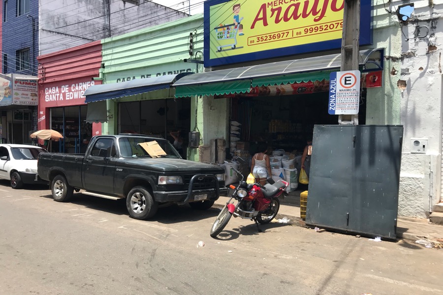Motoristas reclamam de motocicletas ocupando vagas de carros em Crato-CE