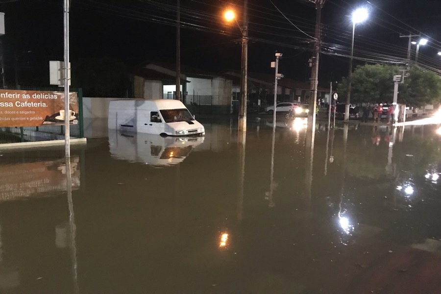Trânsito para na Rodovia Padre Cícero   por conta da  chuva em Juazeiro do Norte-CE; veja fotos e vídeos