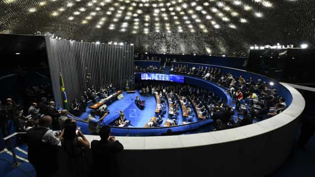 Corregedor enviará à PF foto de senador suspeito de votar duas vezes