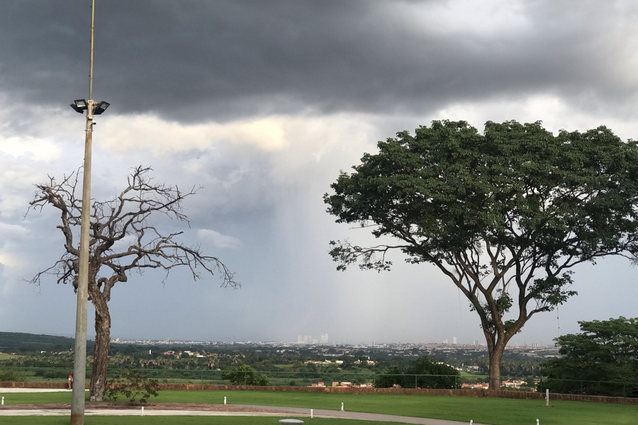 Tempo fecha e volta a cair forte chuva no Crajubar