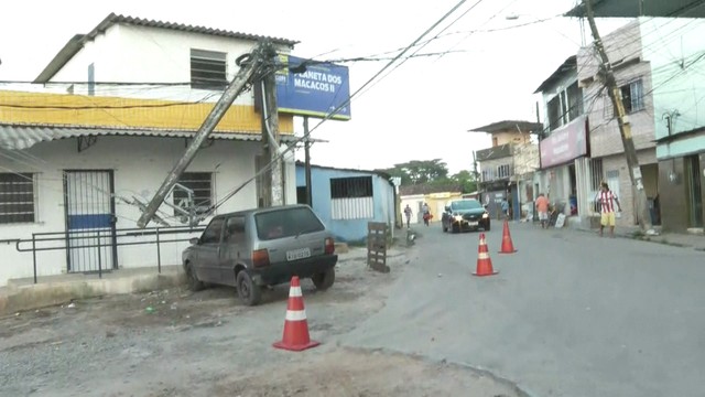 Dois postes são quebrados em acidente próximo a posto de saúde no Recife