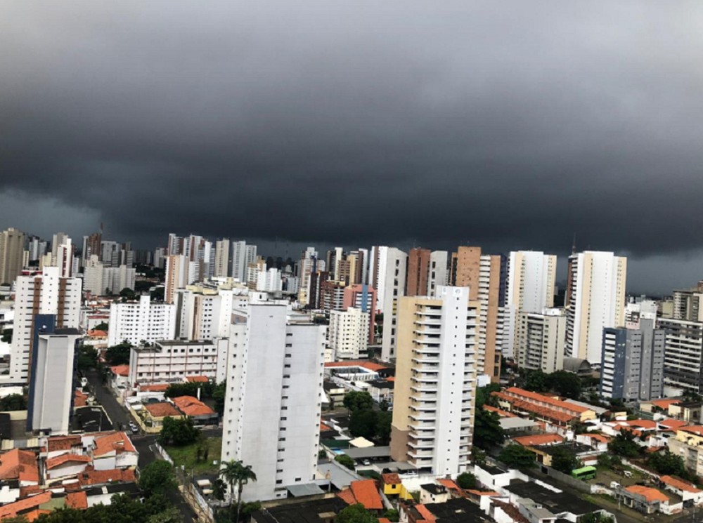 Fortaleza tem chuva de 54 milímetros acompanhada de raios e trovões nesta sexta-feira