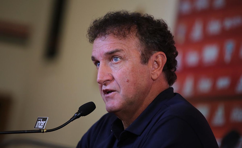 Cuca não tem licença exigida por FPF e CBF para dirigir São Paulo; clube diz ter acordo com entidades