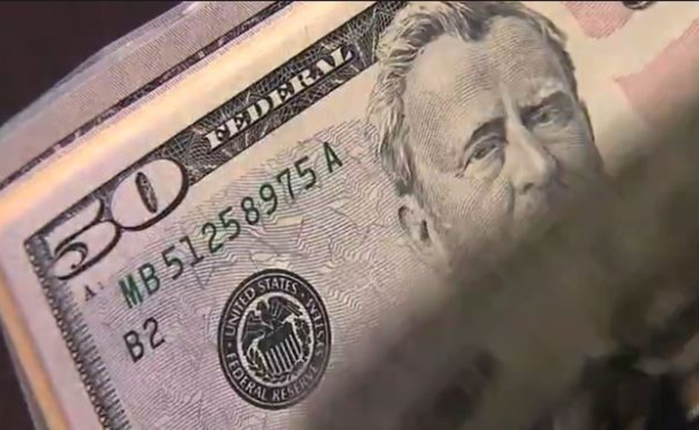 Dólar sobe, à espera de avanços na reforma da Previdência e com cautela no exterior