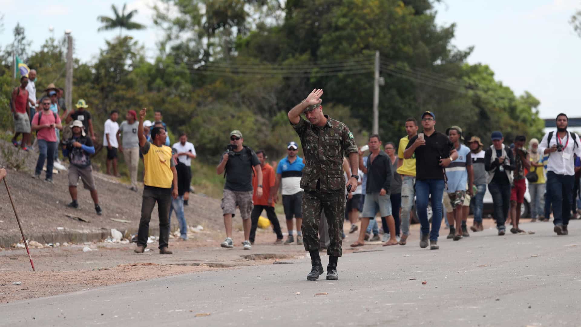 Militares negociam recuo de tanques venezuelanos na fronteira