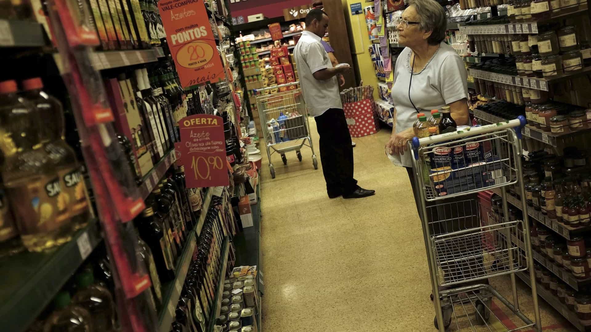 Brasileiros esperam inflação em 4,9% nos próximos 12 meses, diz FGV
