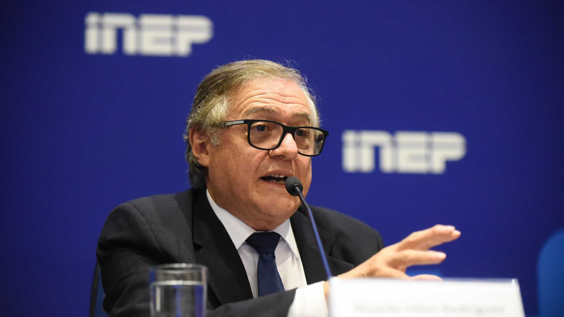Procuradoria quer que ministro justifique carta a escolas com slogan