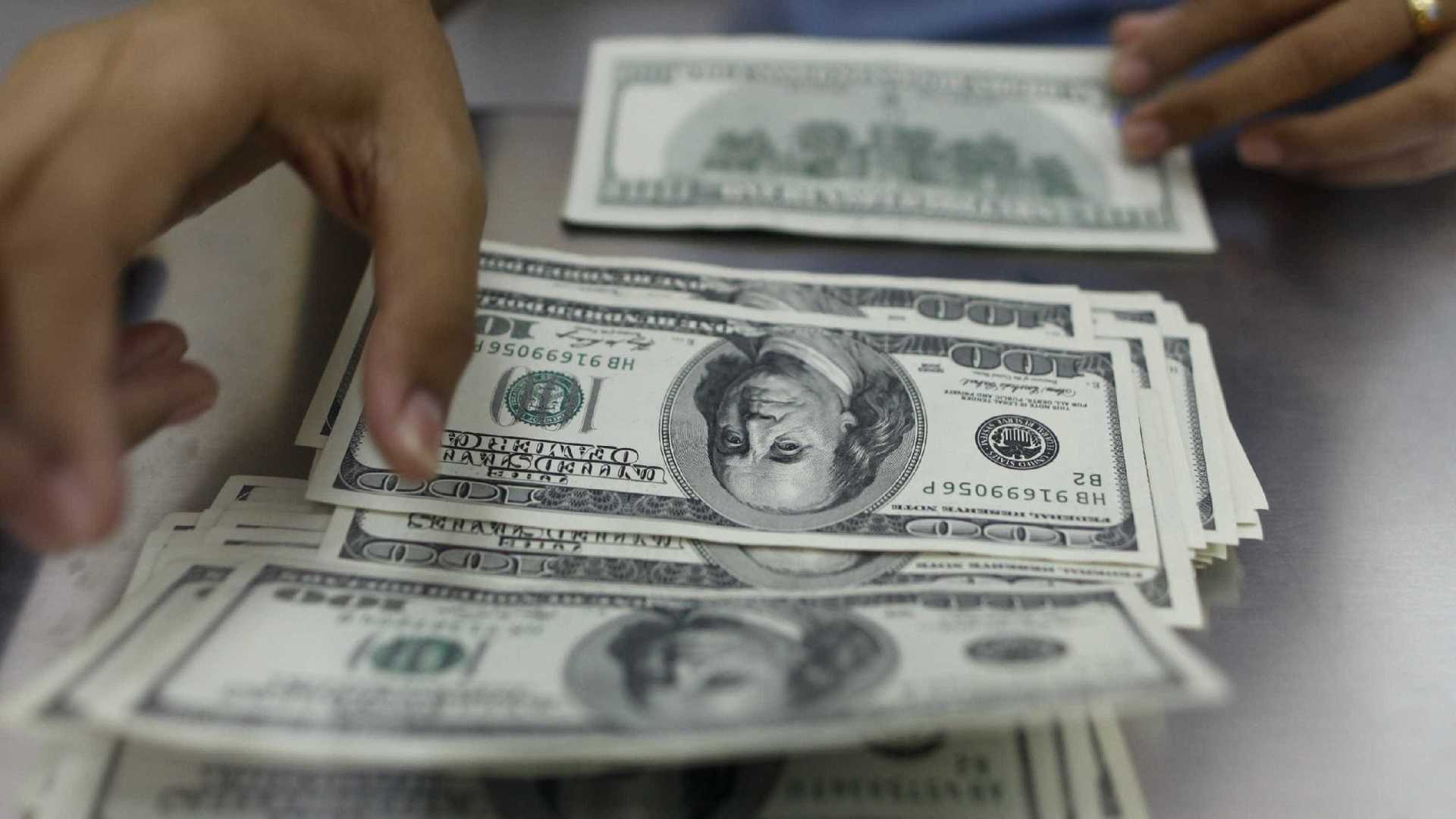 Bolsa fecha mês com alta de 10,8% e dólar cai quase 6%