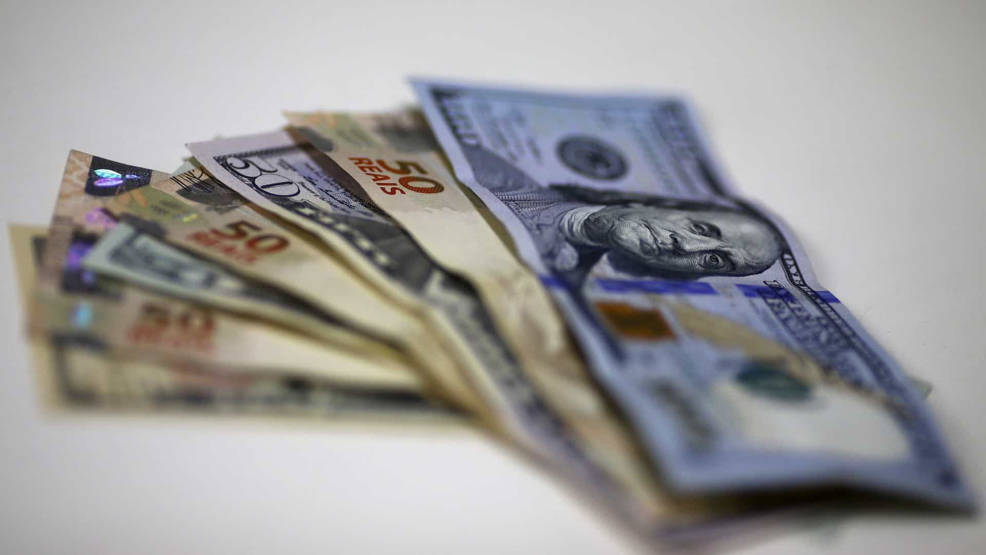 Bolsa opera em alta de 1,04% e dólar é cotado a R$ 3,72