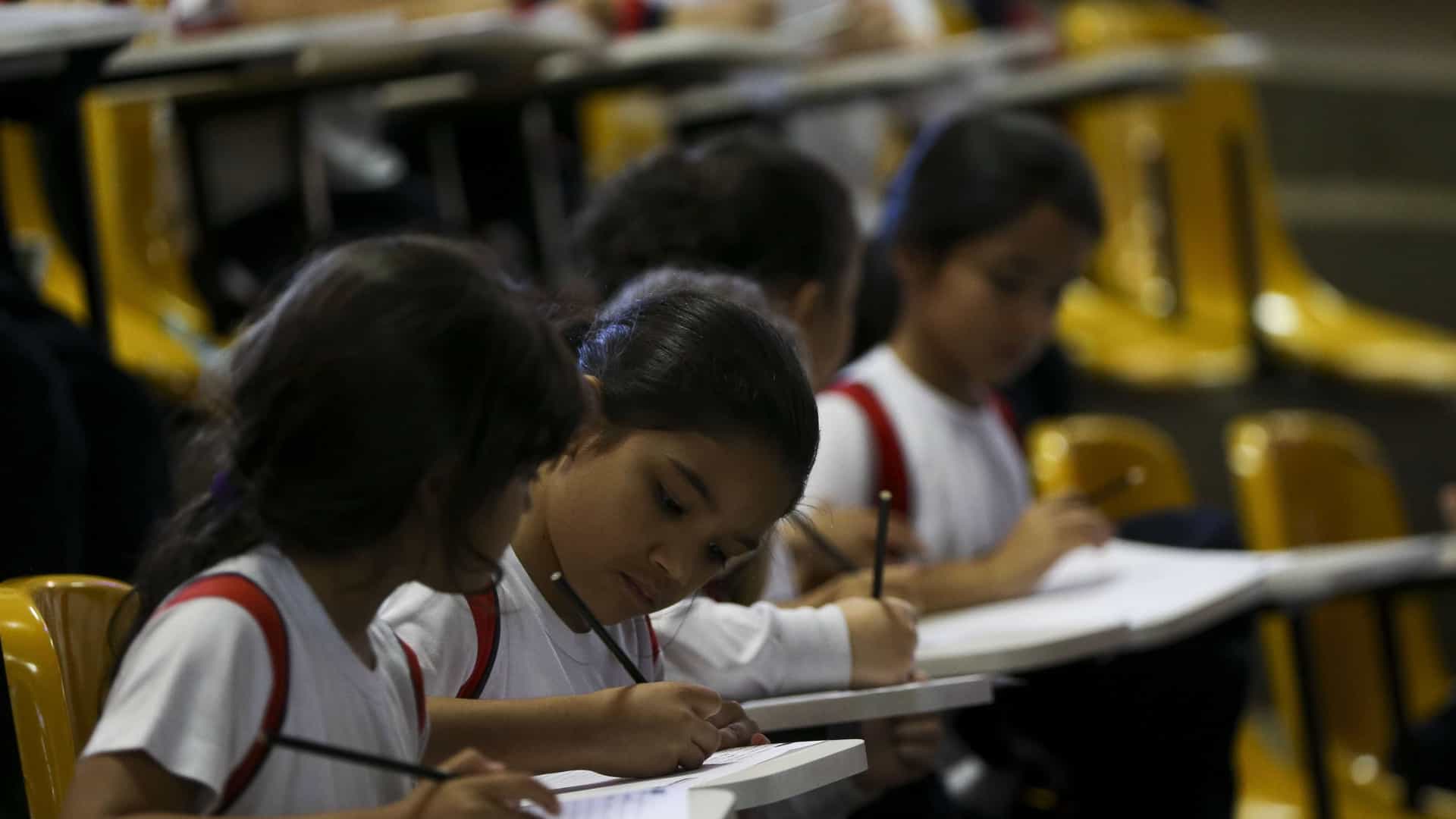 MEC desiste de pedir vídeos de alunos cantando o Hino Nacional