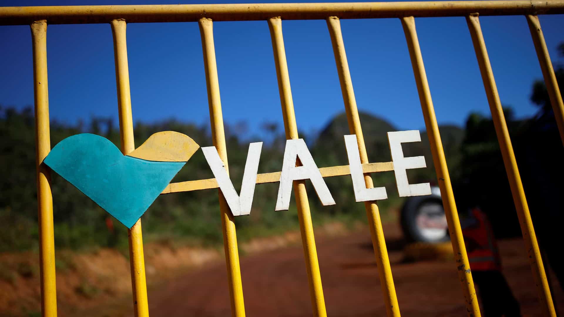 Bolsa sobe com Vale e bancos, mas tem primeira queda semanal do ano