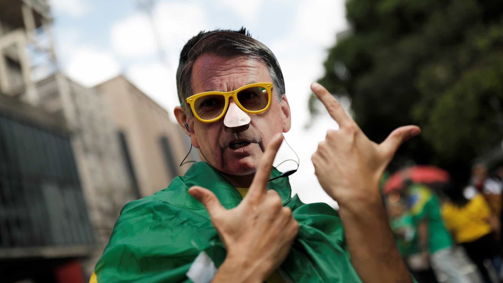 Era Bolsonaro alimenta folia politizada Brasil afora
