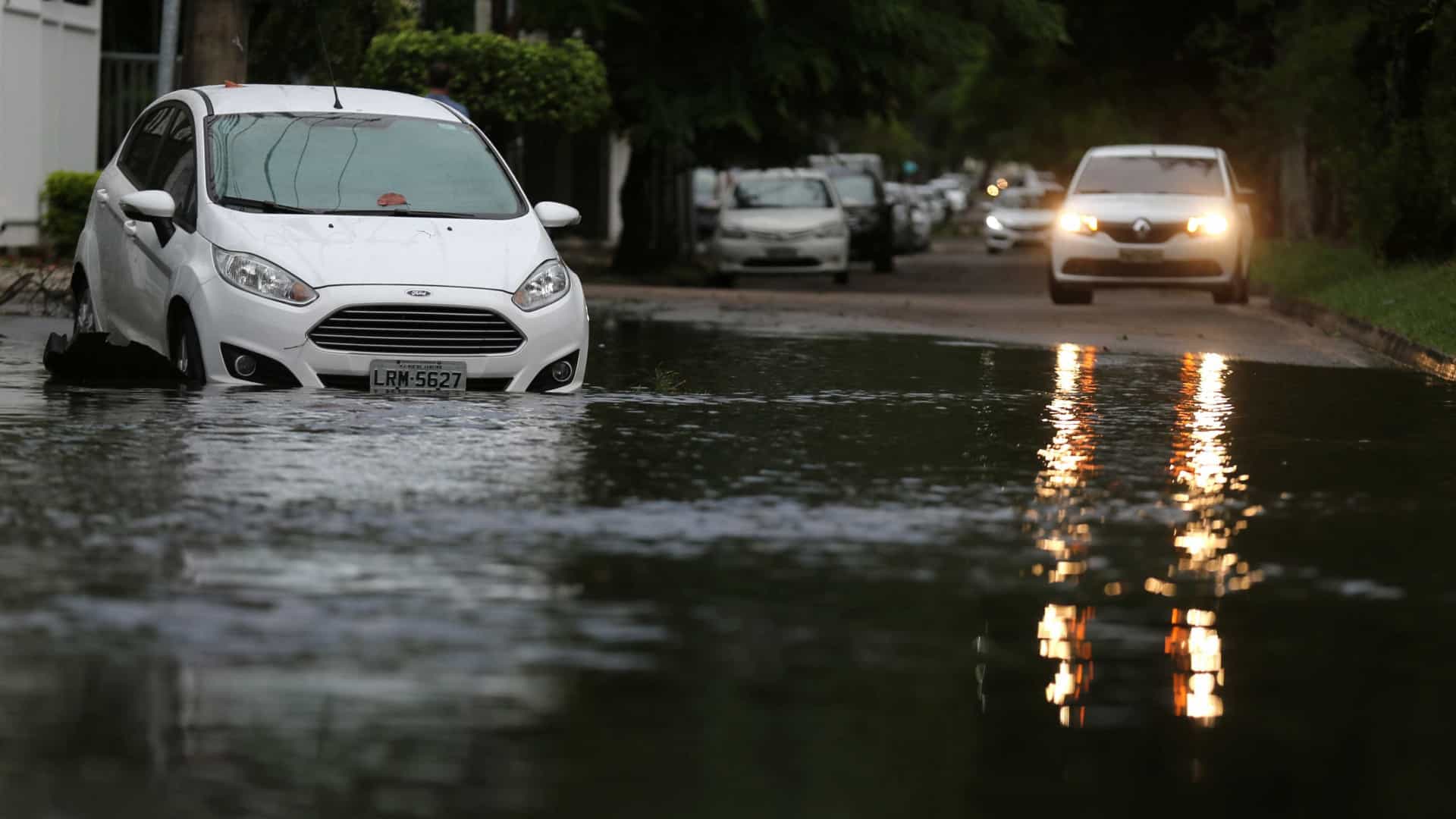 Chuva forte causa alagamentos e derruba árvores no Rio de Janeiro
