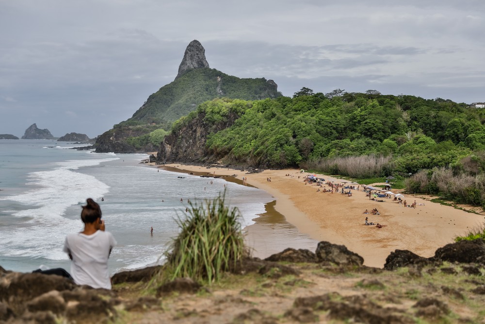 Surfista mordido no rosto por tubarão em Noronha quer voltar a pegar ondas