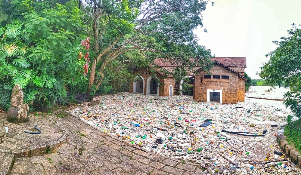 Rio Tietê transborda após chuva e lixo invade ruas de Salto