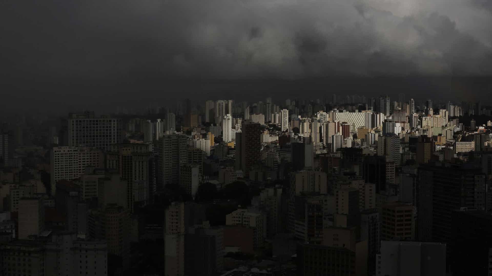 Chuva forte derruba árvores, alaga ruas e trava trânsito em São Paulo