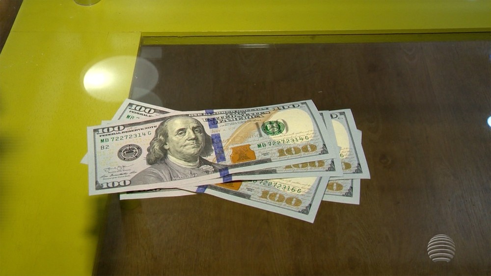 Dólar cai, abaixo de R$ 3,70, em dia de apresentação da reforma da Previdência ao Congresso