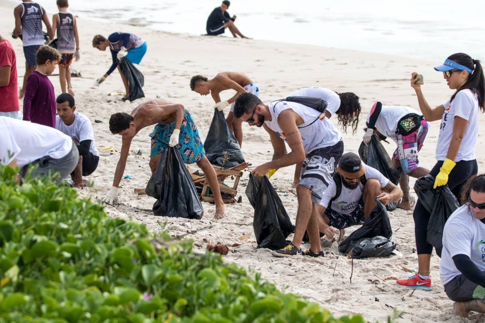 Grupo de voluntários faz mutirão de limpeza na Praia da Avenida, em Maceió