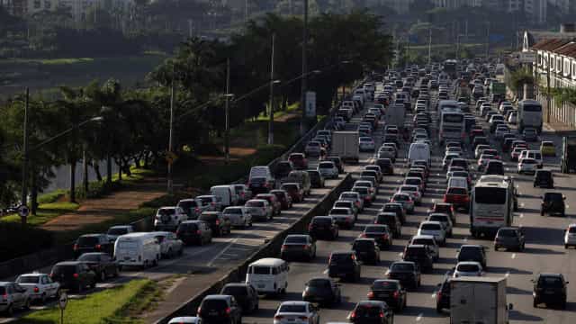 Segundo dia de feriado de carnaval tem lentidão nas principais vias