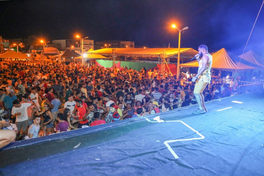 Em Várzea Alegre, desfile da “Véia debaixo da cama” e shows no Parque Cívico agitaram foliões