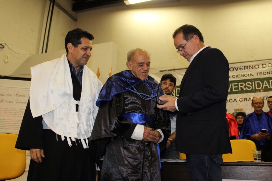 Memorialista e jornalista Huberto Cabral é agraciado com a Medalha Bárbara de Alencar