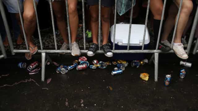 Prefeitura recolha quase 300 toneladas de lixo após desfile no Rio