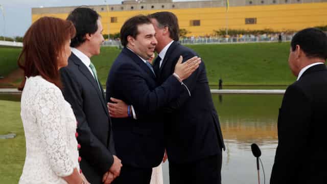 Bolsonaro precisa de menos rede social e mais Previdência, diz Maia