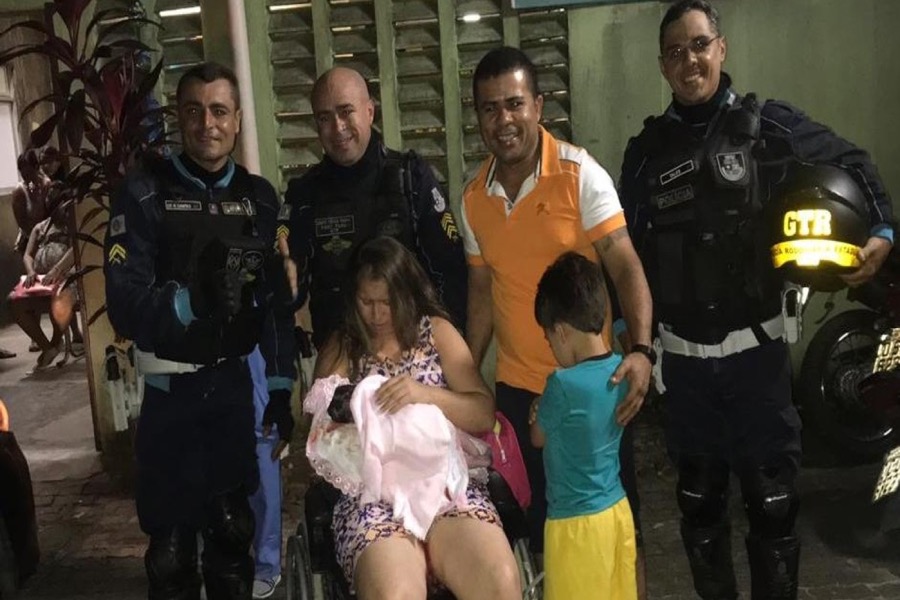 Policiais fazem parto de mulher dentro de carro em praça de Fortaleza