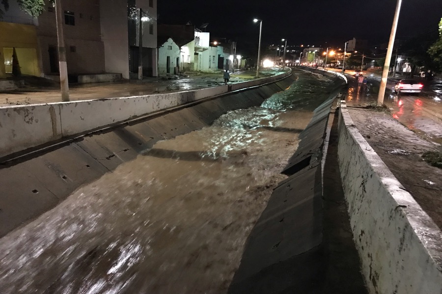 Enchente do canal do rio Grangeiro alaga centro do Crato; Vejas as imagens exclusivas