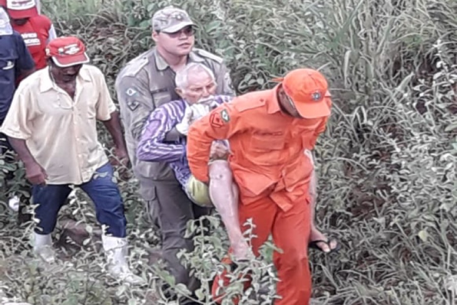 Bombeiros resgatam idoso perdido em matagal na zona rural de Nova Olinda-CE