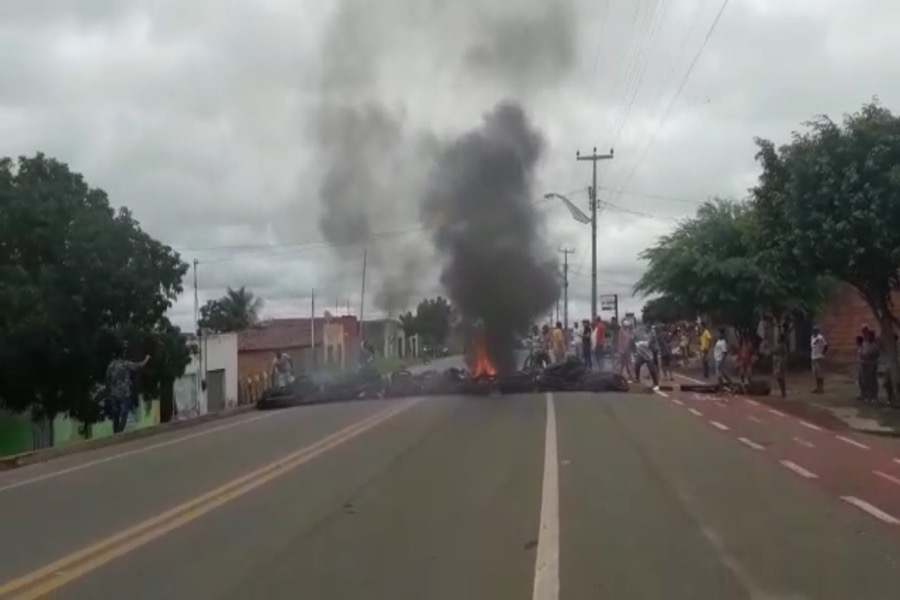 Em protesto contra acidentes, moradores de Potengi pedem sinalização na CE-292; veja o vídeo