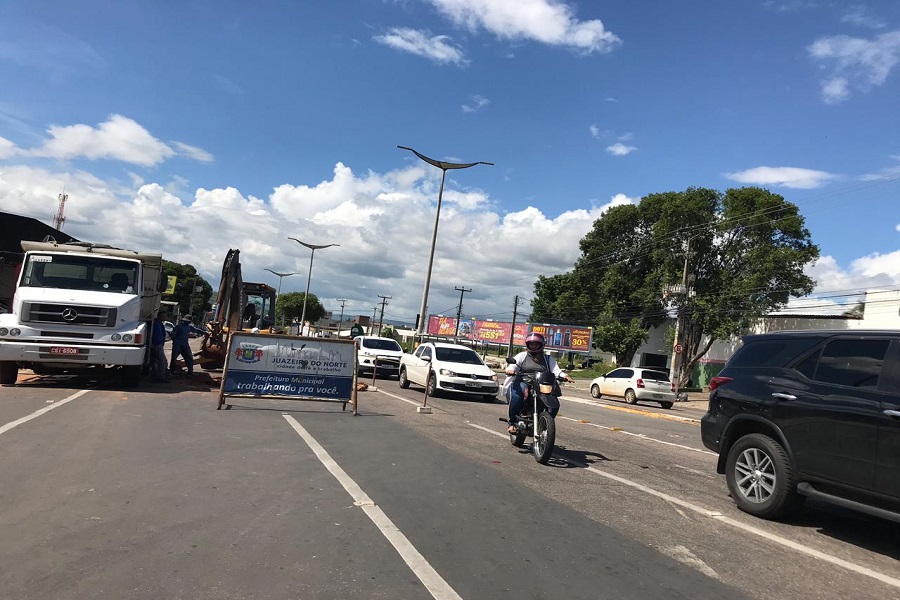 Vira rotina asfalto ceder na Avenida Padre Cícero em Juazeiro do Norte