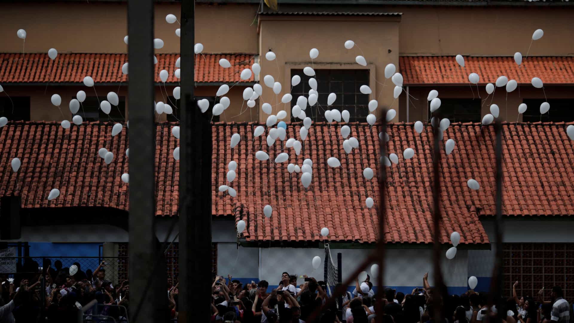 Culto ecumênico marca uma semana de massacre em Suzano