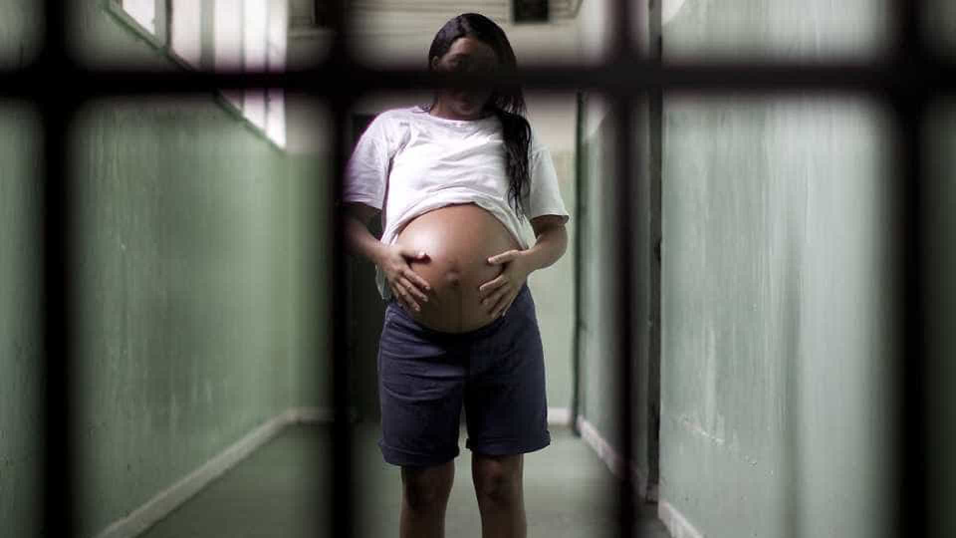RJ: lei que veta prisão para gestantes e mães de crianças é descumprida