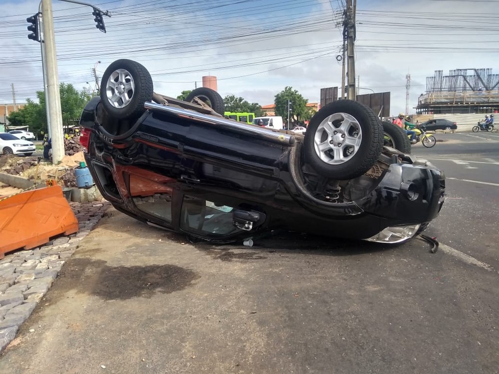 Homem morre e outro sai ileso após carro capotar na cidade de Salitre-CE