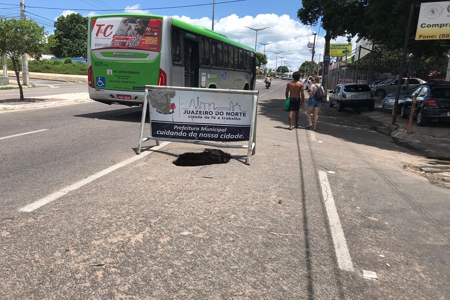 Buraco causa transtornos à motoristas e pedestres na Avenida Padre Cícero