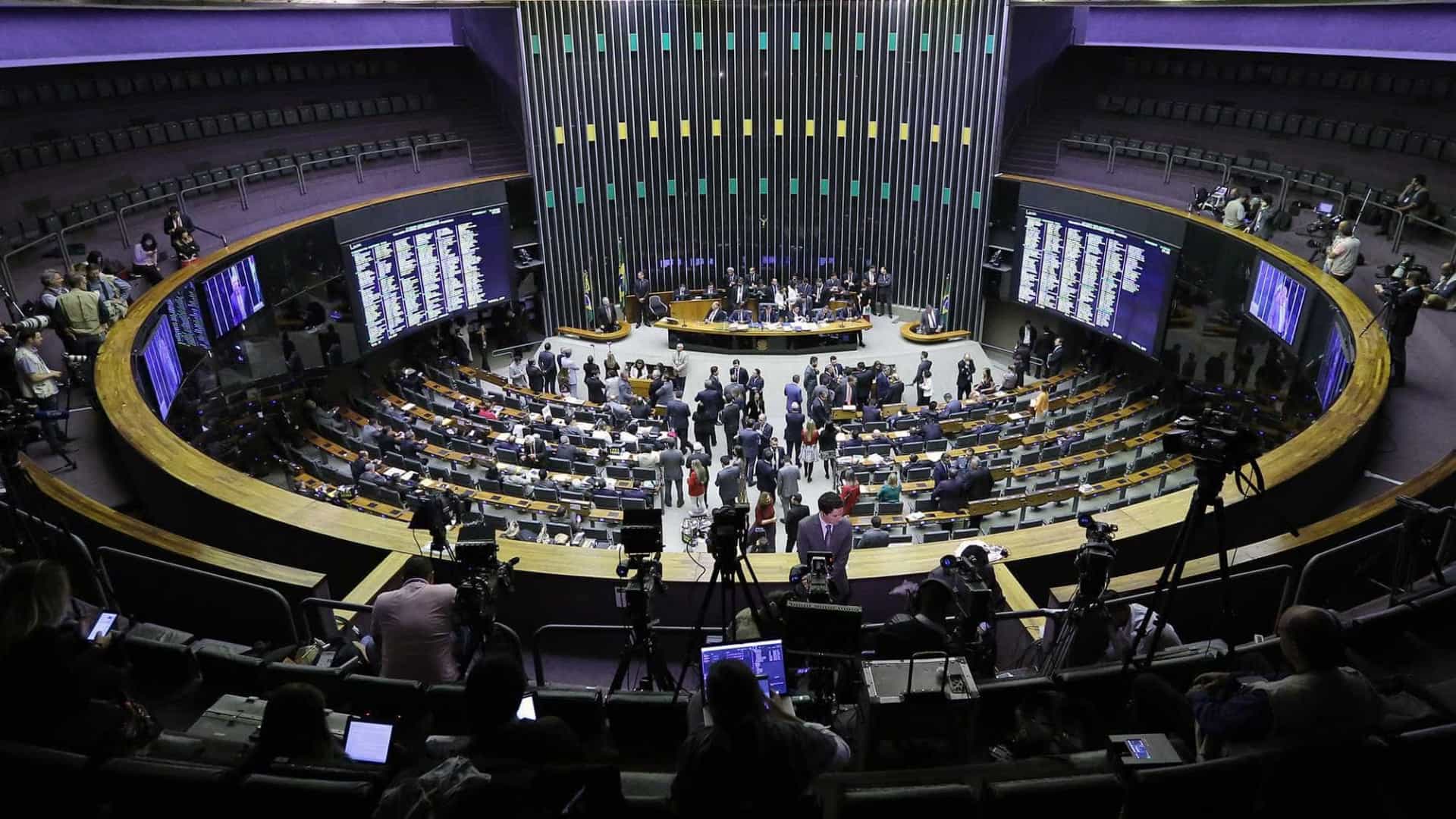 Câmara aprova PEC que tira poder do Executivo sobre Orçamento