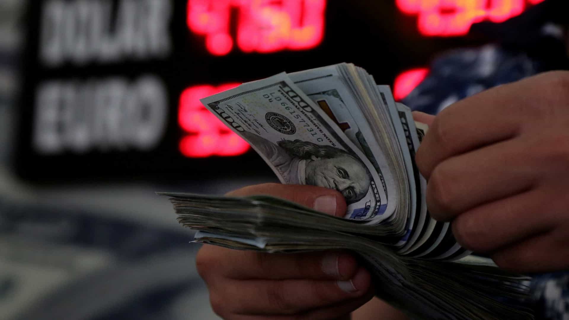 Ibovespa registra queda e dólar é cotado em R$ 3,83